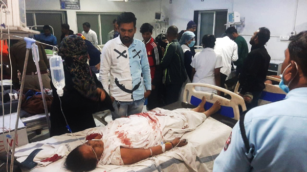 इंदौर से देवास आ रही तेज रफ्तार बस पलटी, तीन की मौत