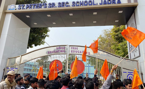 नौवीं के छात्र की मौत के बाद एबीवीपी का सेंट पीटर स्कूल के सामने जमकर विरोध प्रदर्शन