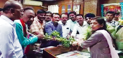 इंदौर में अधिकारी को गिफ्ट किया बेशरम का पौधा, पेपर लीक मामले को लेकर शिक्षा मंत्री को घेरा