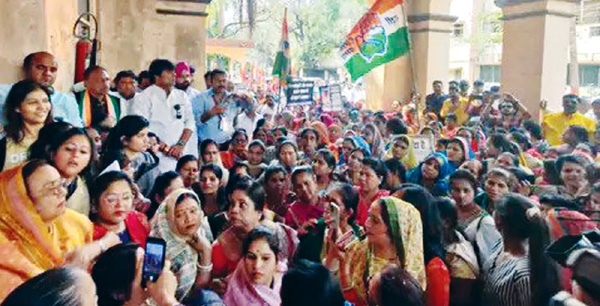 इंदौर में महिला कांग्रेस ने घेरा कमिश्नर ऑफिस