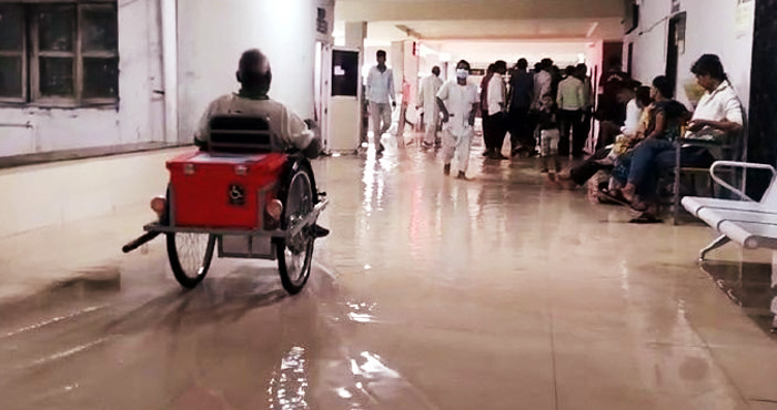 झमाझम बारिश से जिला अस्पताल में घुसा पानी, मरीज होते रहे परेशान
