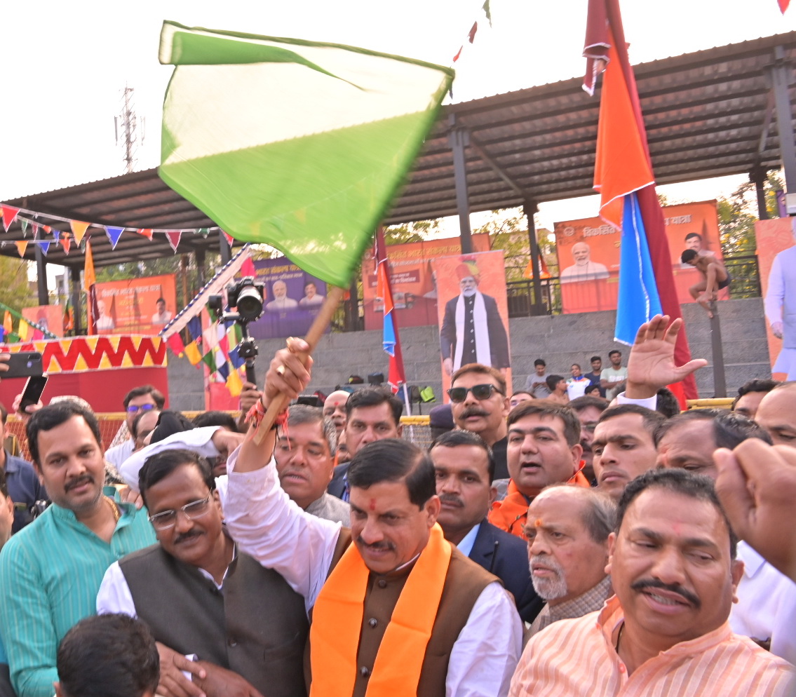सीएम यादव ने विकसित भारत संकल्प यात्रा की वेन को हरी झंडी दिखाई