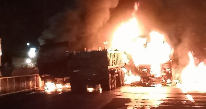 सडक़ हादसा: चार वाहन जलकर खाक एक ट्रक ड्राइवर की जिंदा जलने से मौत